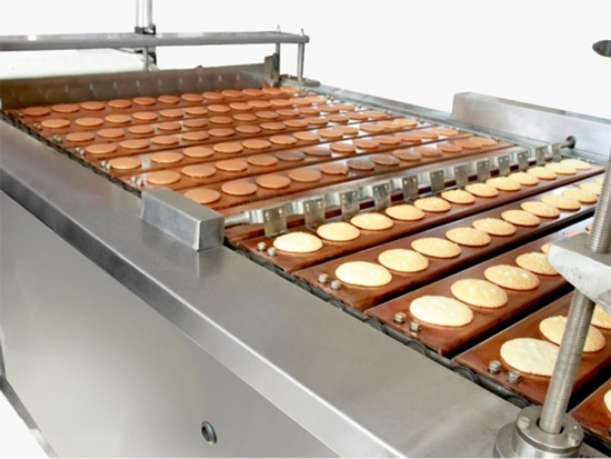 Unité de retournement et convoyeur pour dorayaki